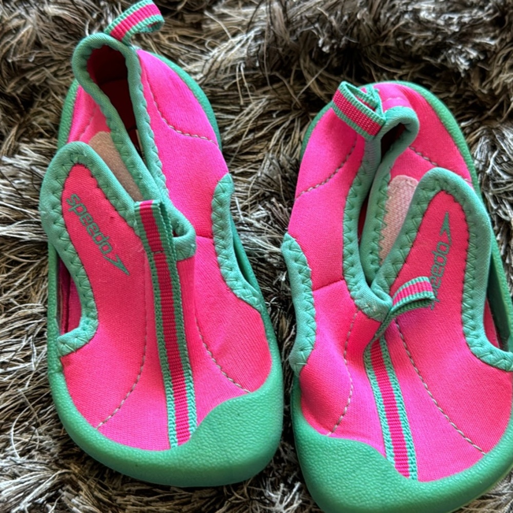 Baby girl Speedo Water shoes size s 5/6